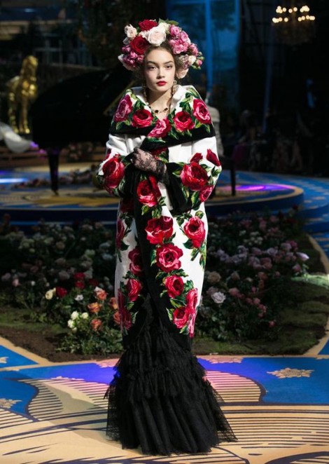 Саша Кичигина на показе Dolce & Gabbana Alta Moda / Spring Summer 2017 (Milan)